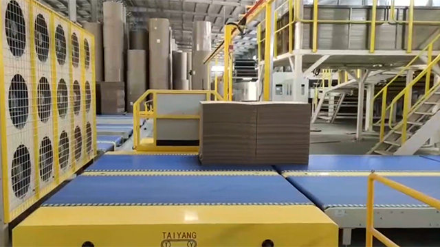 Transfer Cart at Unloading Area of Corrugated Board Line